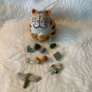 Little cat windchimes. About 4”wide and 11” tall including the little chimes.